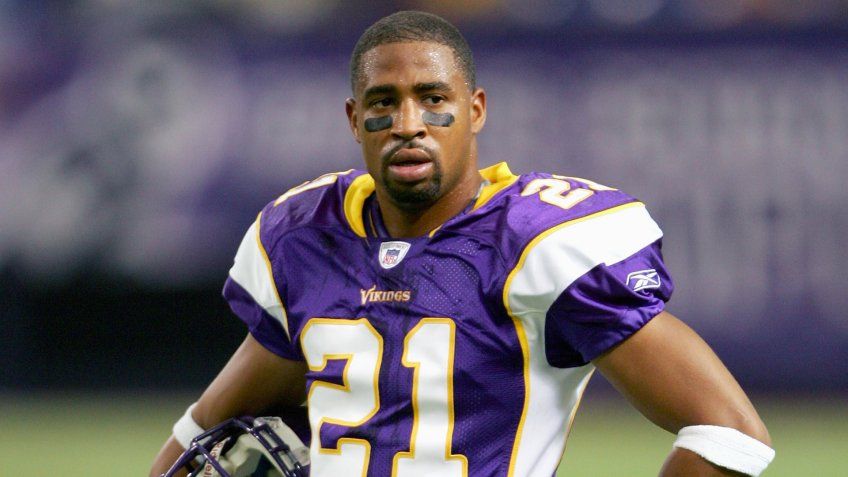 Biggest Contract Busts In Nfl History Gobankingrates Biggest Contract Busts In Nfl History Gobankingrates