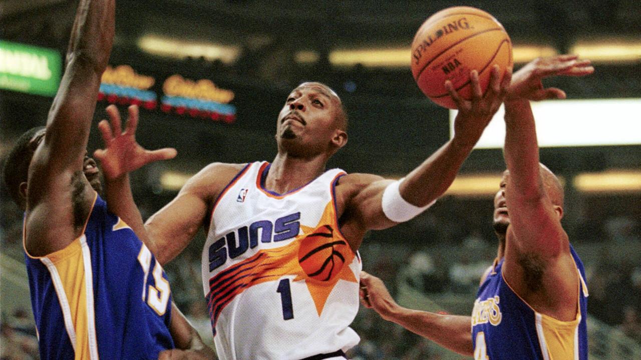 Phoenix Suns guard Anfernee Hardaway splits the defense of Los Angeles Lakers forward A.