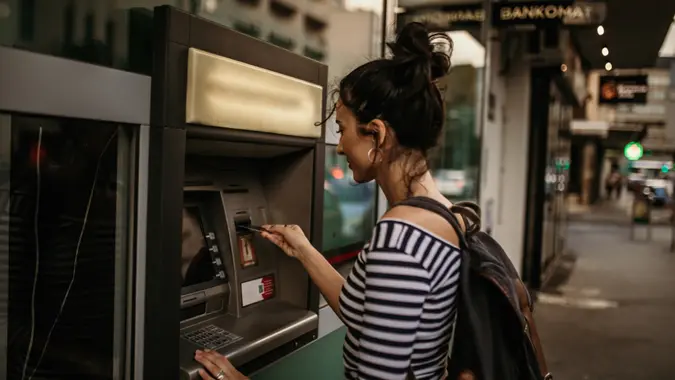 女人使用ATM机