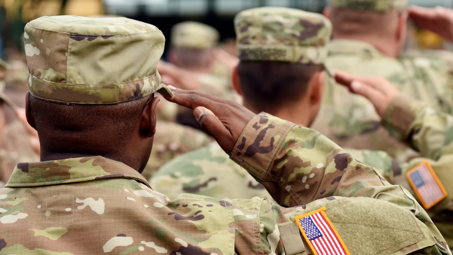 美国士兵敬礼。美国陆军。我们的军队。美国军队。