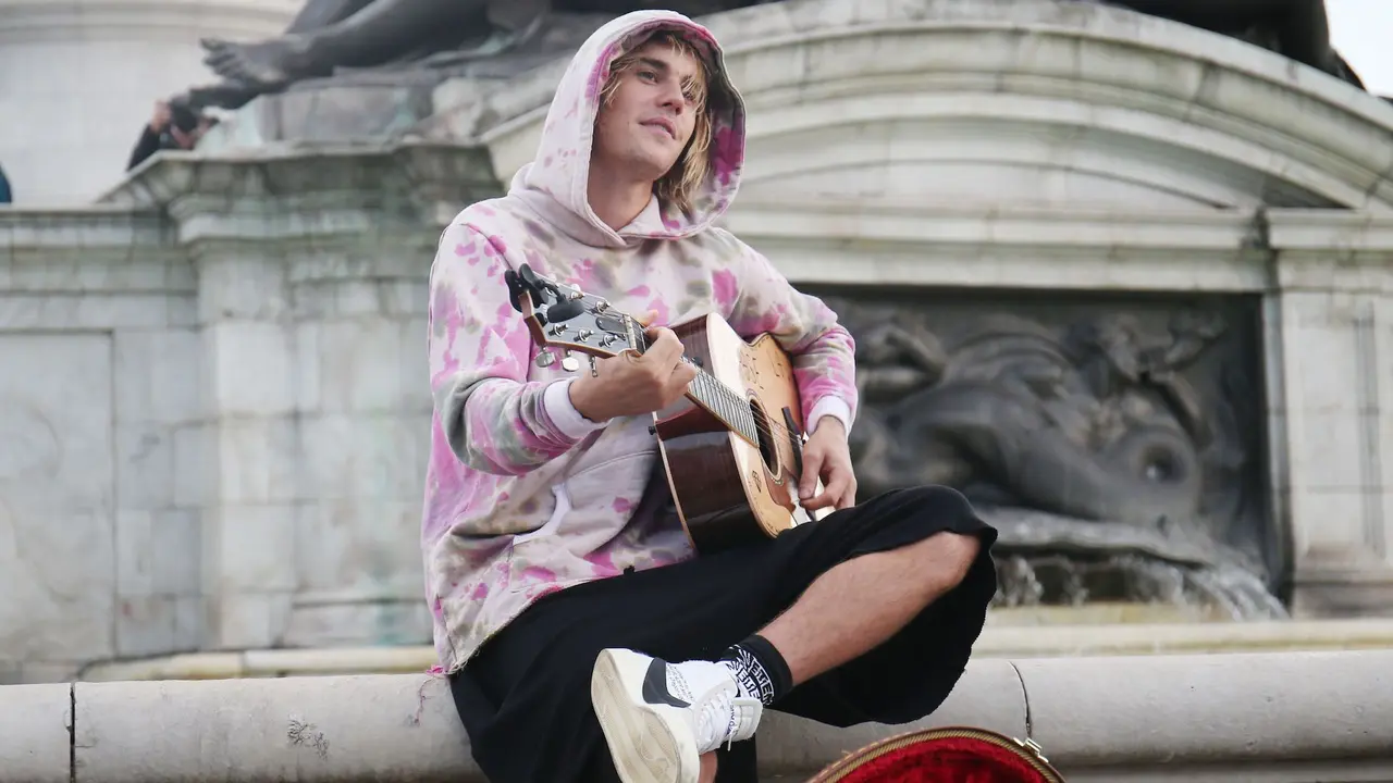 Mandatory Credit: Photo by Beretta/Sims/Shutterstock (9886201ds)Justin Bieber busking outside for Hailey outside Buckingham PalaceJustin Bieber and Hailey Baldwin out and about, London, UK - 18 Sep 2018.