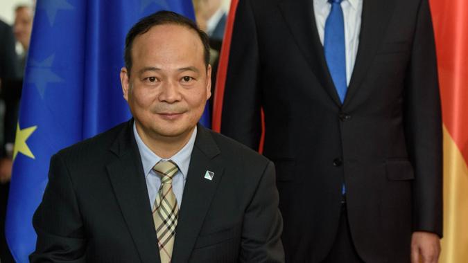 Mandatory Credit: Photo by snapshot-photography/F Boillot/Shutterstock (12993060x)Zeng Yuqun (CHN) and Wolfgang Tiefensee signing a project agreement in the presence of Prime Minister Li Keqiang (CHN) and Federal Chancellor Angela Merkel (CDU) in the Federal Chancellery of Berlin on the occasion of the 5th German-Chinese government consultations.