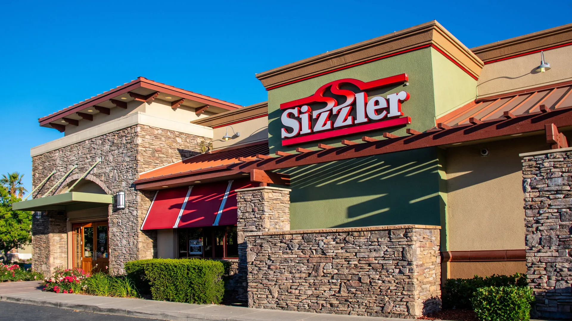 Sacramento, CA/USA 06/06/2019 Sizzler's american steak house and salad buffet front building sign and logo
