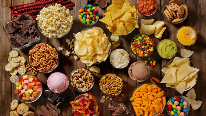 group-of-sweet-and-salty-snacks-perfect-for-binge-watching-picture-id1149135424 group-of-sweet-and-salty-snacks-perfect-for-binge-watching-picture-id1149135424
