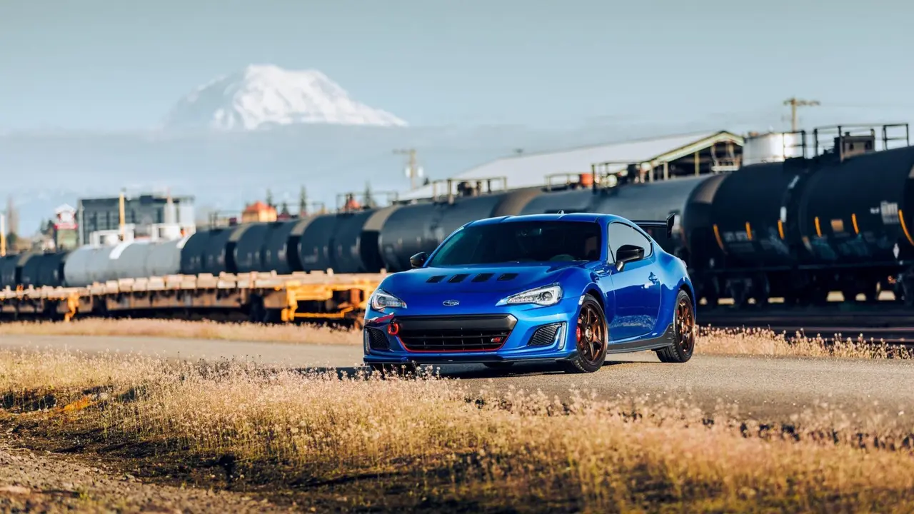 Auburn, Wa, Usa3/12/2022Blauer Subaru Brz Geparkt Mit Mt.