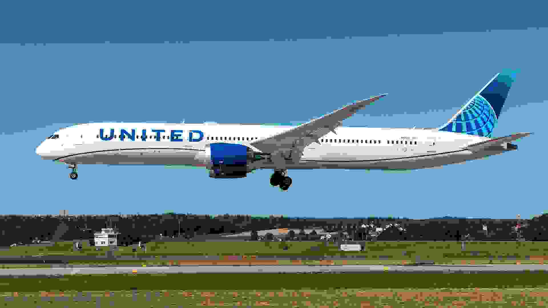United Airlines Boeing 787-10 stock photo