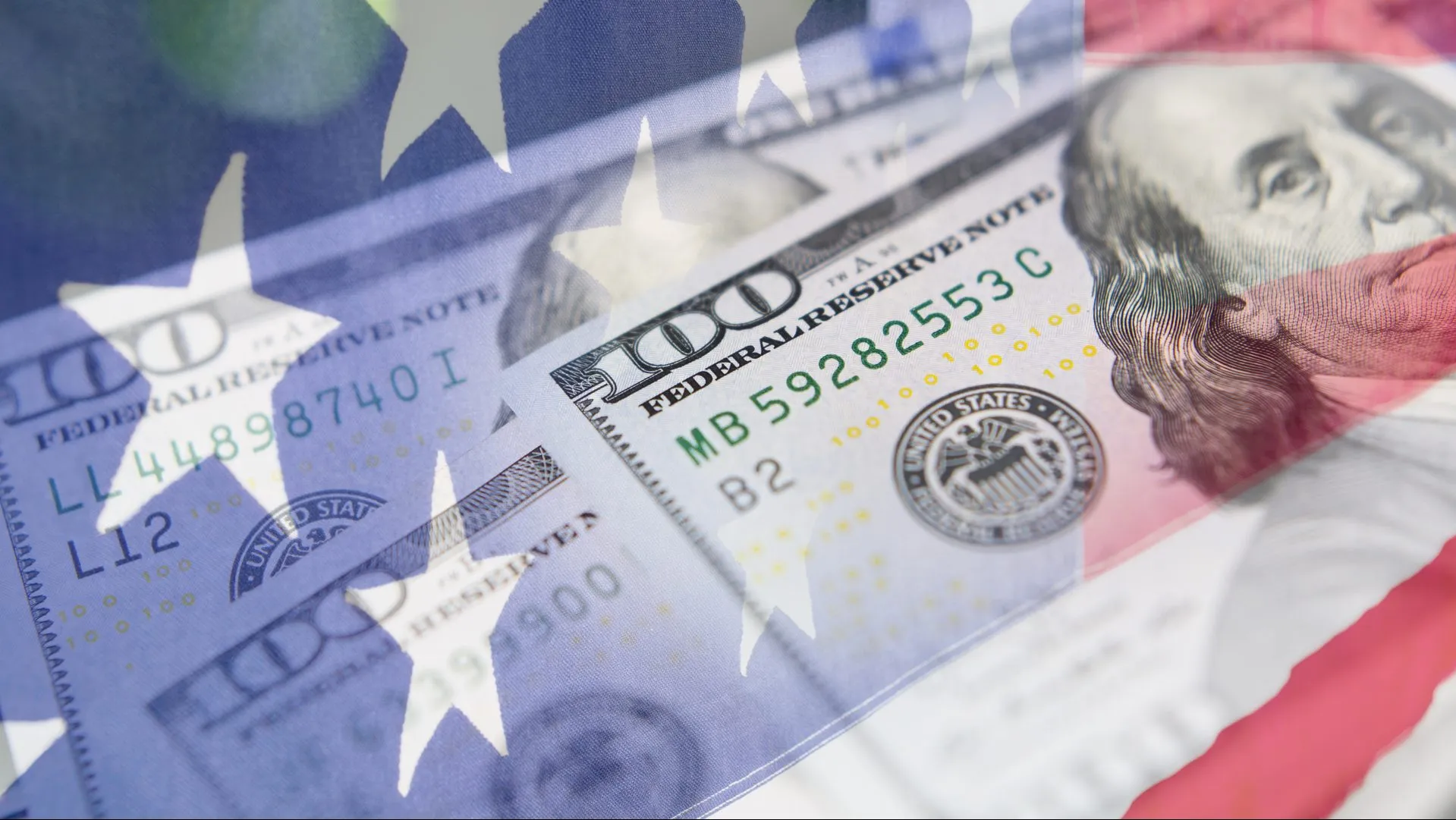 综合设计的美国国旗和现金来描绘美国刺激检查收到COVID-19危机期间。