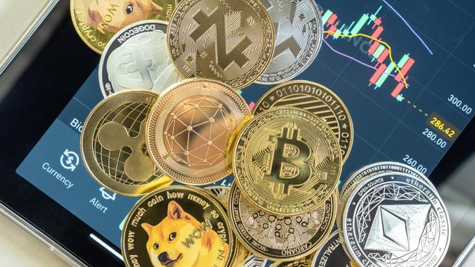Bangkok, Thaïlande - 1er juillet 2021 : Crypto-monnaie sur l'application de trading Binance, Bitcoin BTC avec monnaie cryptée numérique altcoin, BNB, Ethereum, Dogecoin, Cardano, marché fintech décentralisé defi p2p.