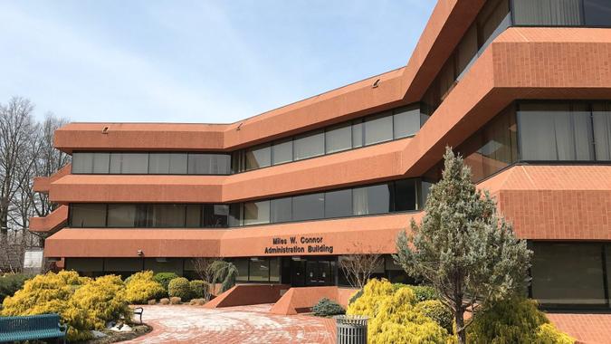 Miles_W._Connor_Administration_Building,_Coppin_State_University,_2500_W._North_Avenue,_Baltimore,_MD_21216_(27241910199)
