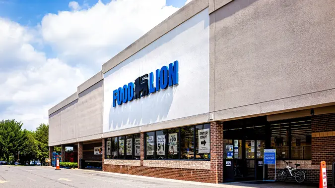 Food Lion retail grocery supermarket facade in Virginia stock photo