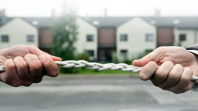 two people pull the rope against each other.