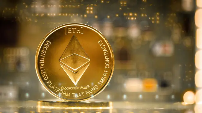 库里提巴、公关、巴西——2021年6月16日:Ethereum硬币与led电路板设置代表cryptocurrency网络所涉及的高新技术。