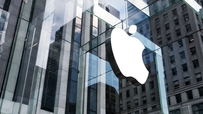 NEW YORK, Hoa Kỳ - 19 tháng 5 năm 2016: Tòa nhà Glass của Apple Store với logo khổng lồ của Apple tại Đại lộ 5 gần Công viên Trung tâm