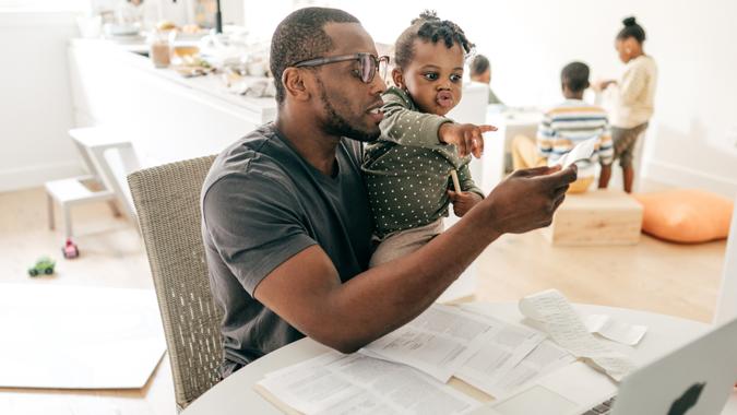 21 Easy Ways to Stay on Top of Your Finances as a Single-Income Household