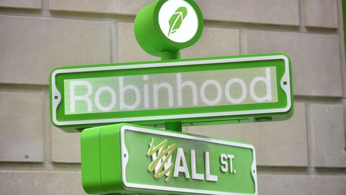 Crédit obligatoire : Photo par Erik Pendzich/Shutterstock (12237521x) Signalisation et promotion de Robinhood (HOOD) pour célébrer l'offre publique initiale (IPO) de l'entreprise à Wall Street à New York.
