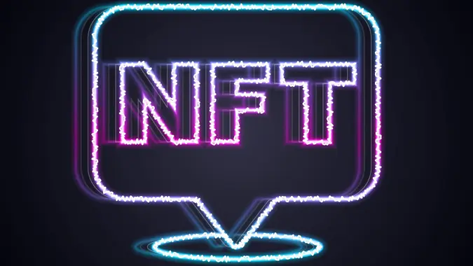 Ligne lumineuse néon NFT Icône d'art cryptographique numérique isolée sur fond noir.  Jeton non fongible.  Stock illustration vectorielle