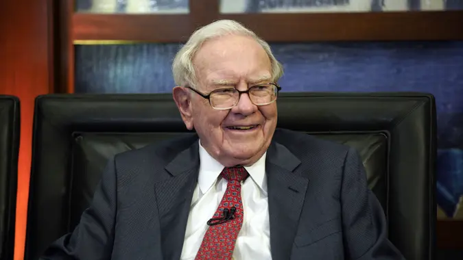 Crédito obrigatório: Foto de Nati Harnik/AP/Shutterstock (11762544a) Neste 7 de maio de 2018, foto, presidente e CEO da Berkshire Hathaway, Warren Buffett, sorri durante uma entrevista em Omaha, Neb