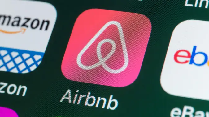 Vrbo vs Airbnb: What's the Difference Between the Travel Apps?