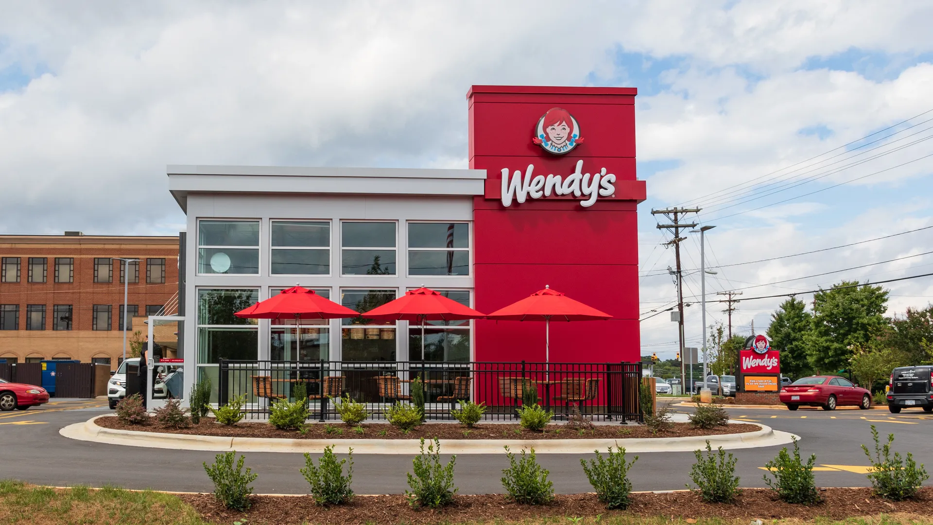 山胡桃，北卡罗来纳州，美国-9/27/18:一家新建的温蒂快餐餐厅，设有室外座位。