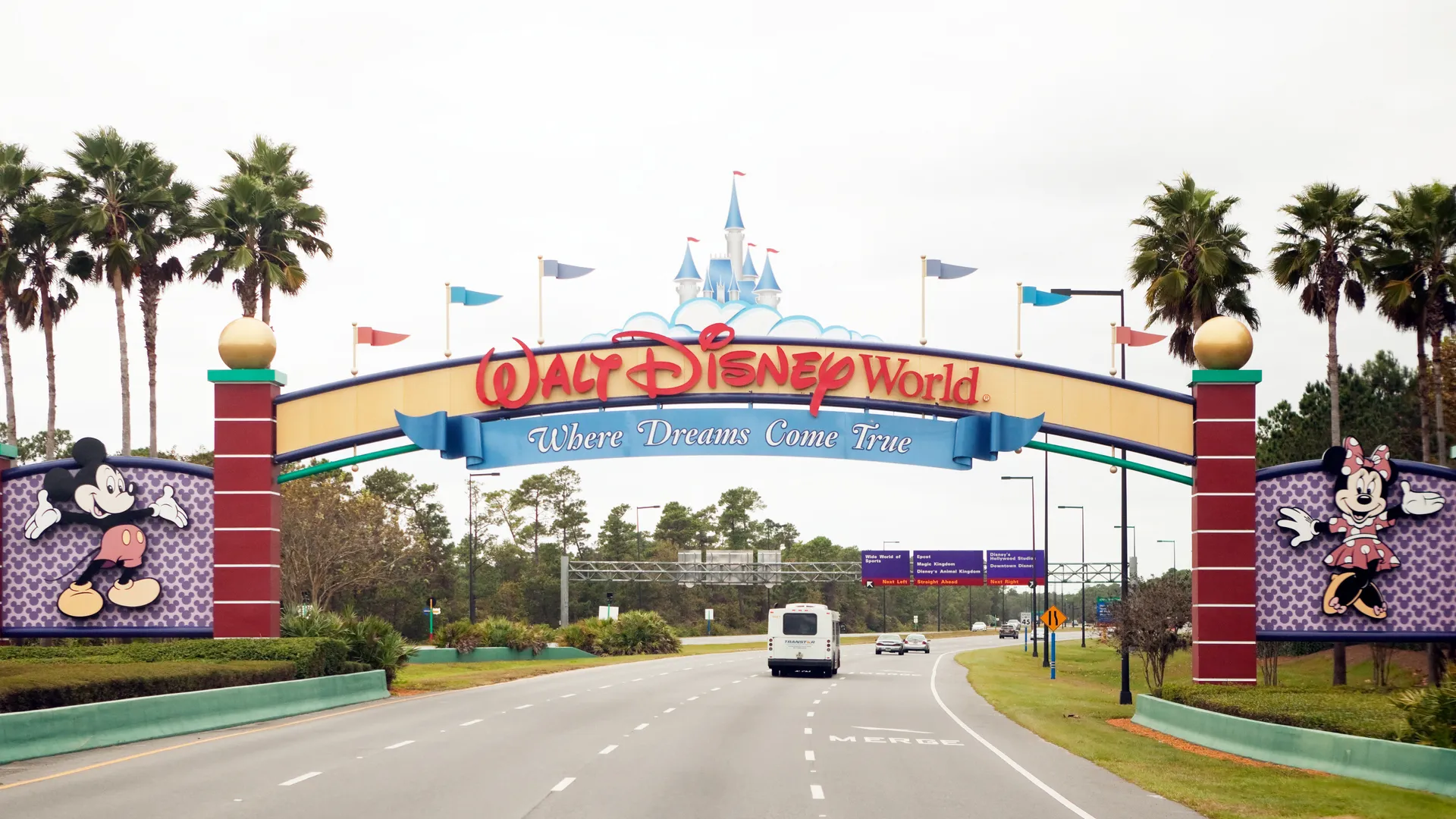 美国佛罗里达州奥兰多市,2013年11月25日:迪斯尼乐园正门看到标志驾驶从南方世界开车进入公园。