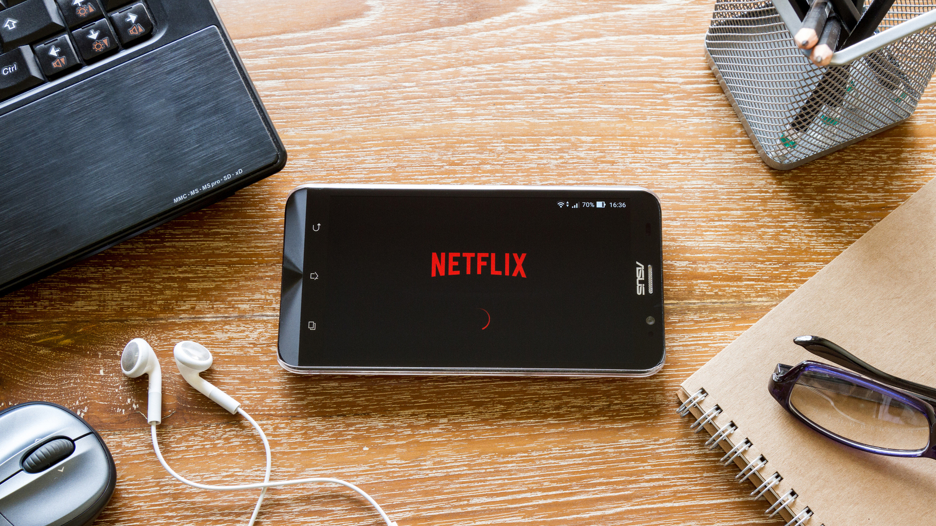 Verizon Bundles Netflix, Max With Ads for $10 per Month