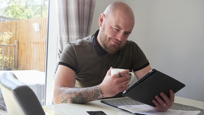 Hombre feliz leyendo su último puntaje de crédito Foto Premium