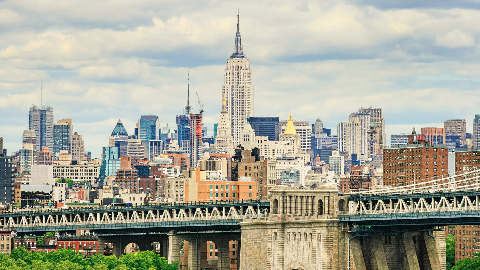 纽约市天际线与帝国大厦和曼哈顿摩天大楼。库存图片