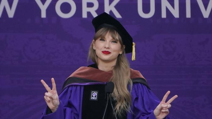 Crédito obligatorio: Foto de Seth Wenig/AP/Shutterstock (12945596p)Taylor Swift habla durante una ceremonia de graduación de la Universidad de Nueva York en el Yankee Stadium de Nueva YorkNYU Graduation, Nueva York, Estados Unidos - 18 de mayo de 2022.