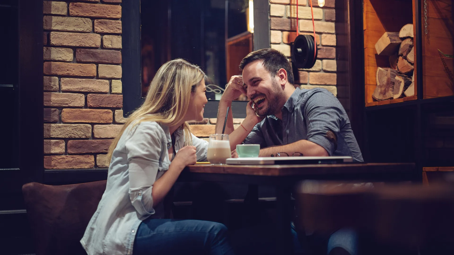 美丽的情侣在咖啡馆浪漫约会。