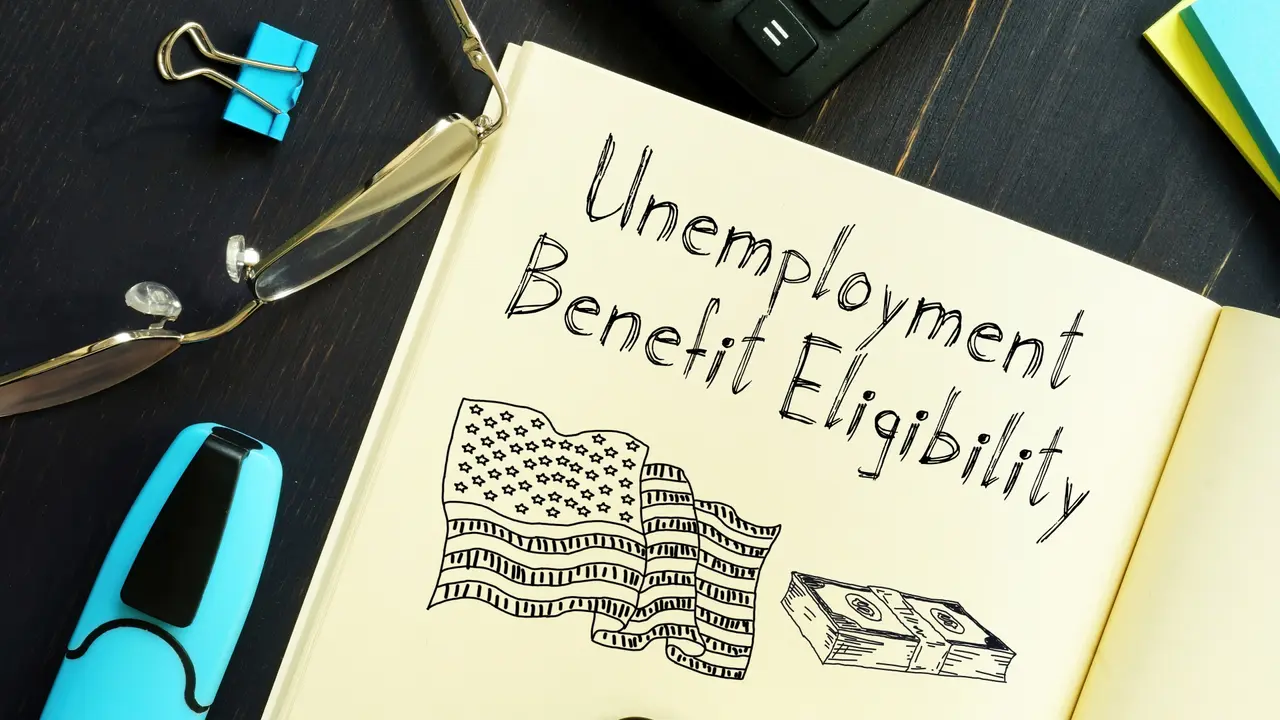 L'éligibilité aux allocations de chômage est indiquée sur une photo d'entreprise en utilisant le texte.