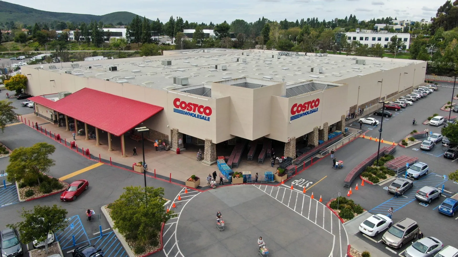 美国圣地亚哥的好市多批发商店和停车场鸟瞰图。