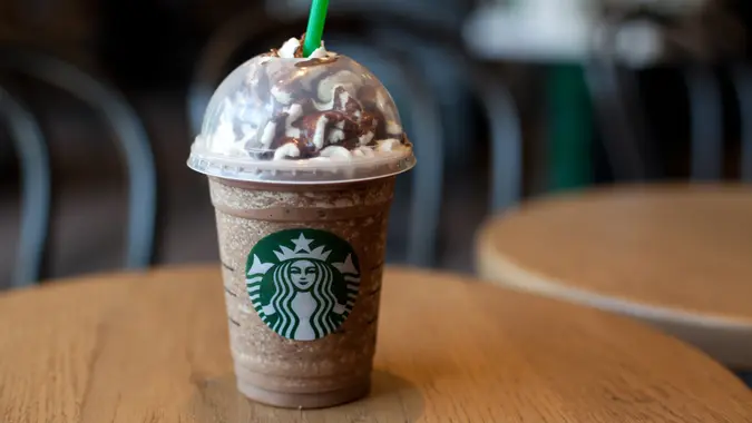 ", frappuccino, Table, Wood, Coffee Shop, Cafe, Black Chairs, Green Logo, Coffee, Java Chip"