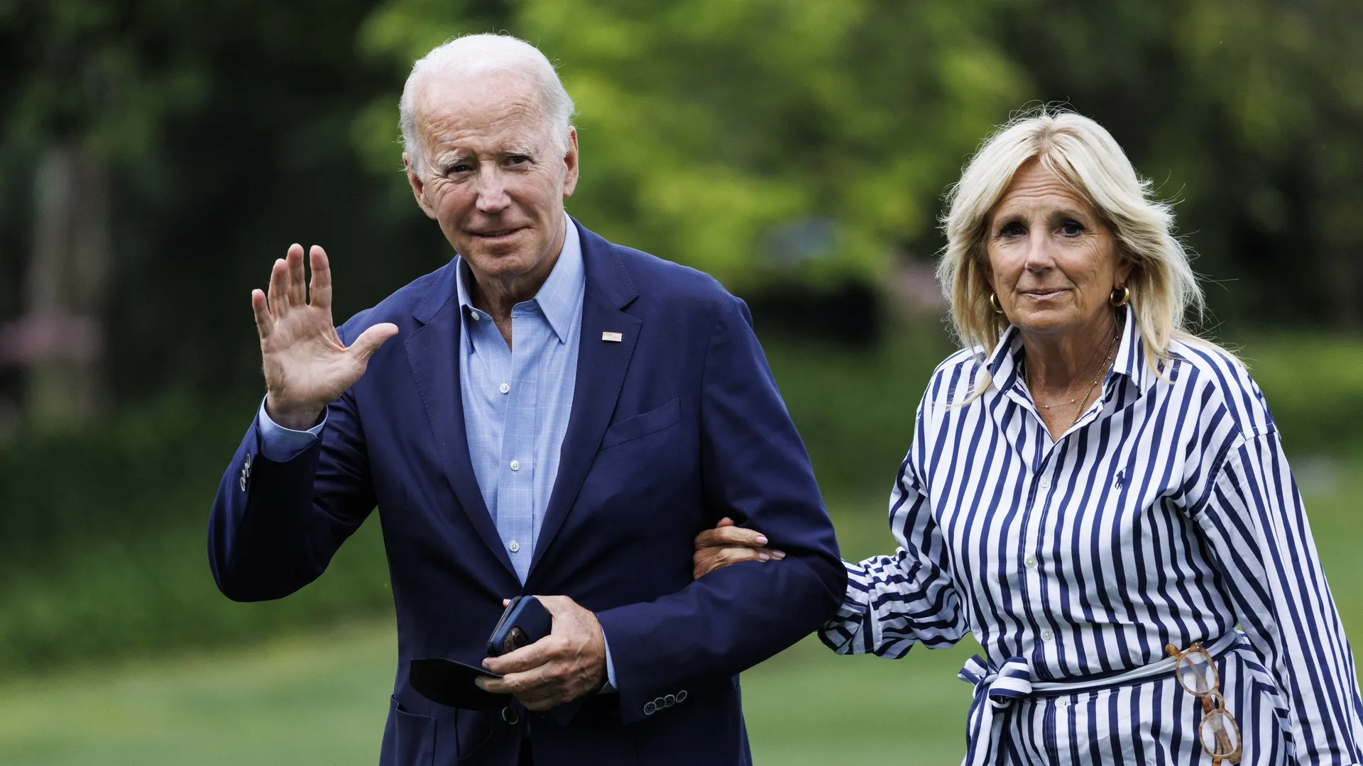 强制信贷:图片由新华社/伤风(13097065 b)总统拜登(Joe Biden)和第一夫人杰尔返回白宫在华盛顿D。