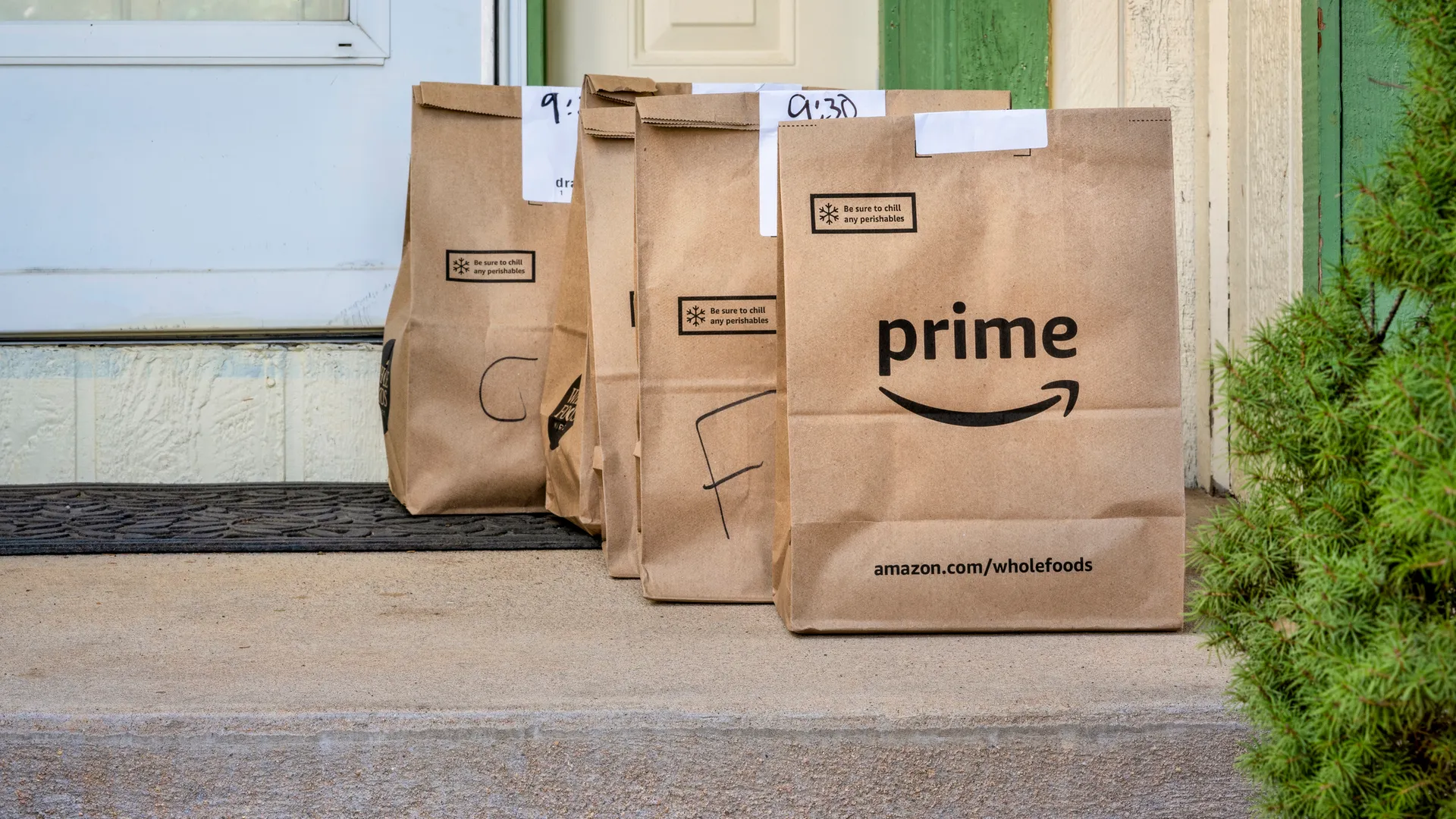 柯林斯堡有限公司、美国——3月31日、2020年:棕色袋杂货和新鲜农产品送到房子通过Amazon Prime整个食品市场秩序。