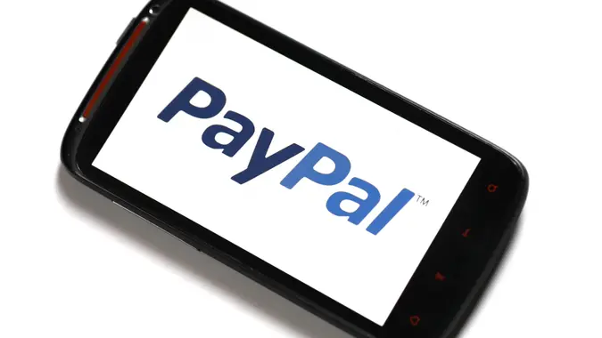 Bucarest, Rumania - 23 de junio de 2012: Teléfono inteligente Android con el logotipo de PayPal que se muestra en la pantalla mediante un software de visualización de imágenes.