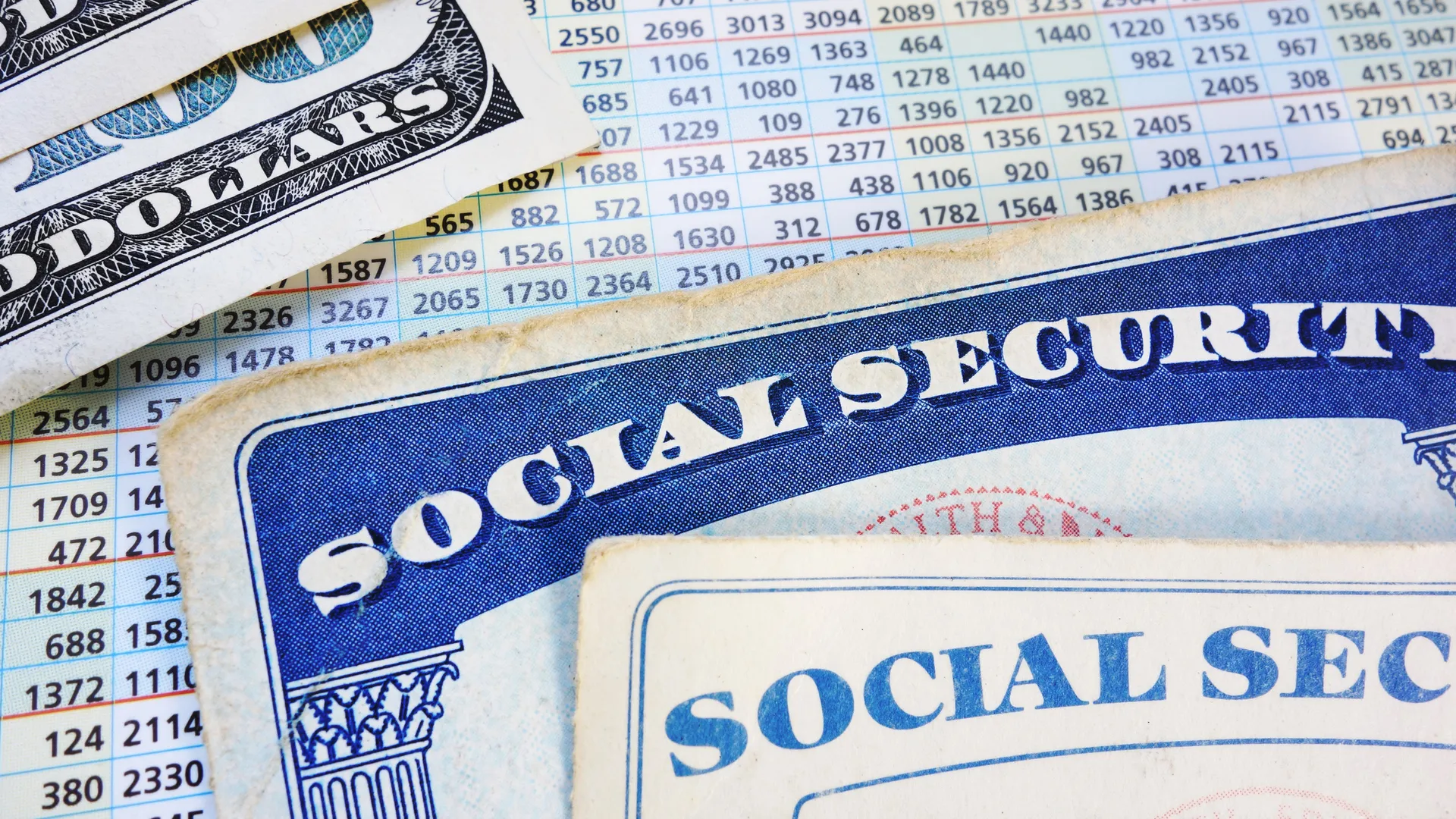 有现金和福利金额号码的社会保障卡。