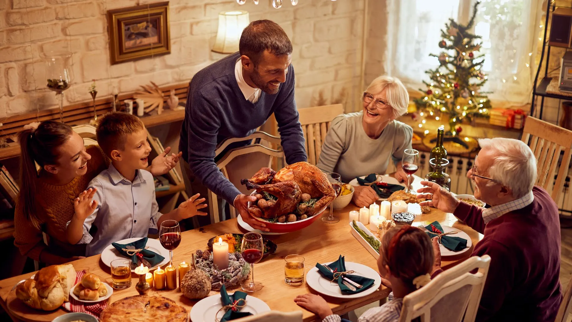 快乐的大家庭庆祝感恩节，在餐桌上吃传统的食物。