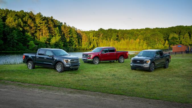 (left to right) All-new F-150 Limited in Smoked Quartz Tinted Clearcoat, F-150 Lariat in Rapid Red Metallic Tinted Clearcoat and F-150 XLT Sport Appearance Package in Carbonized Gray.