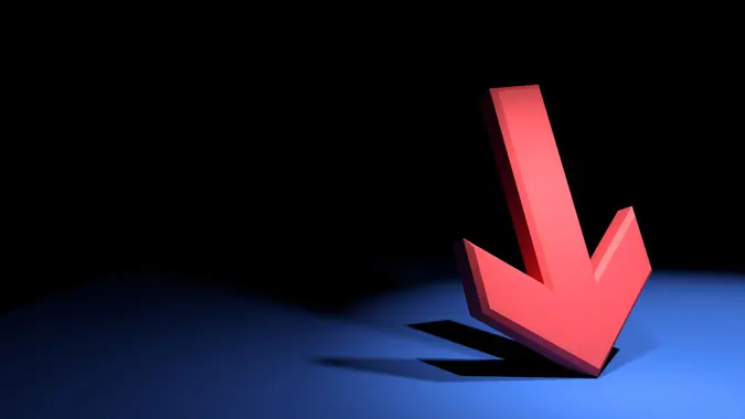 Down arrow on dark background.