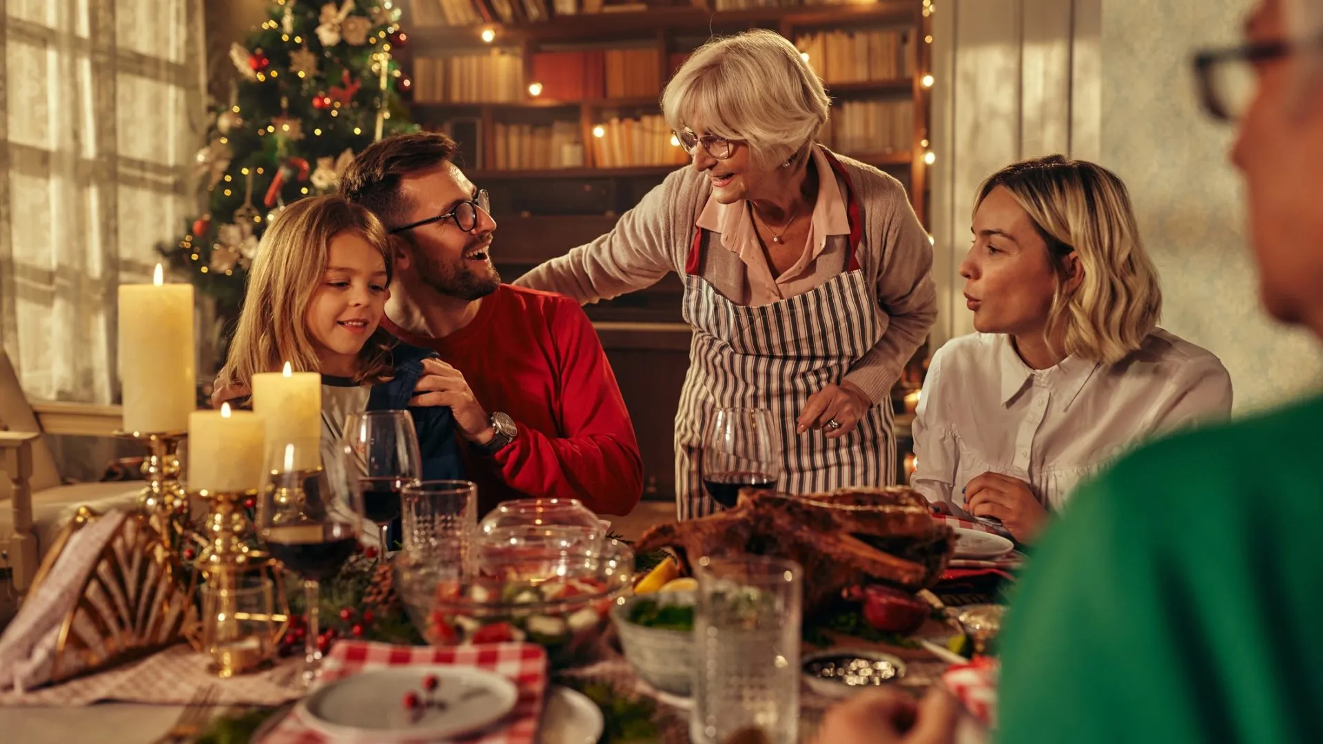 快乐新年吃完饭multi-generation家人说在餐桌上。