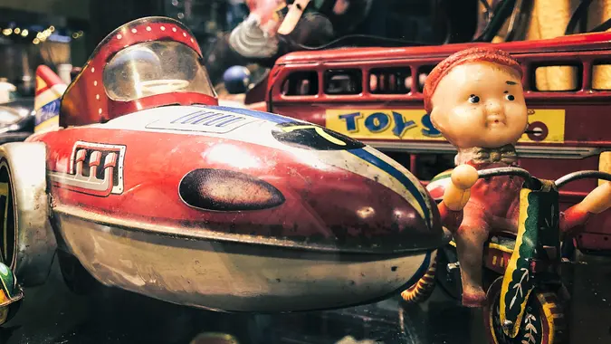 Shot to a bunch of vintage toys in a restaurant's expositor.