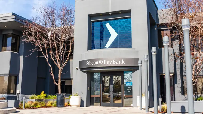 Jan 31, 2020 Santa Clara / CA / USA - Silicon Valley Bank headquarters and branch; Silicon Valley Bank, a subsidiary of SVB Financial Group, is a U.