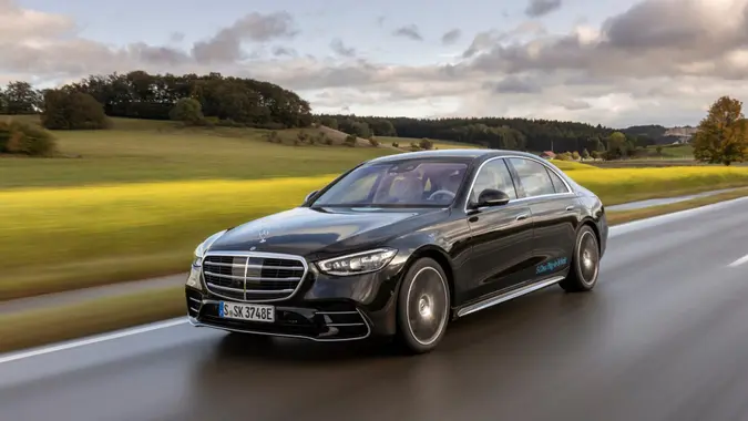 Mercedes-Benz S-Klasse Plug-in-Hybrid; Exterieur: Onyxschwarz, AMG Line; Interieur: Leder Exklusiv macciatobeige/magmagrau // Mercedes-Benz S-Class Plug-in-Hybrid exterior: onyx black, AMG Line; interior: leather exclusive macchiato beige/magma grey.