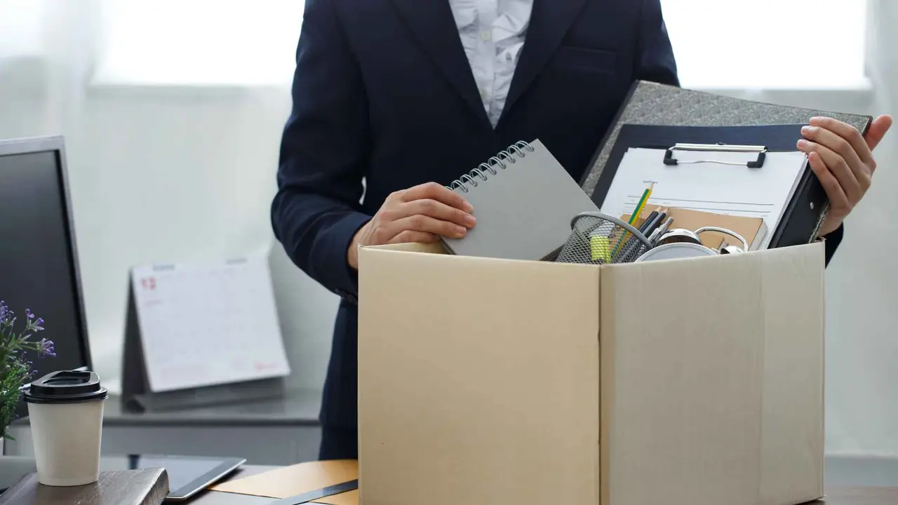 Ein Arbeiter Packt Kartons Auf Seinem Schreibtisch, Nachdem Er Von Seinem Job Entlassen Wurde.