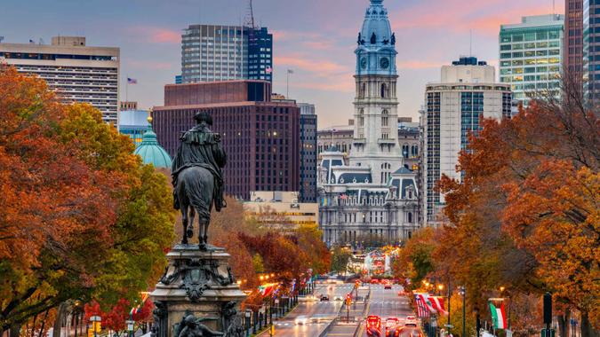 Philadelphia, Pennsylvania, USA in autumn overlooking Benjamin Franklin Parkway.