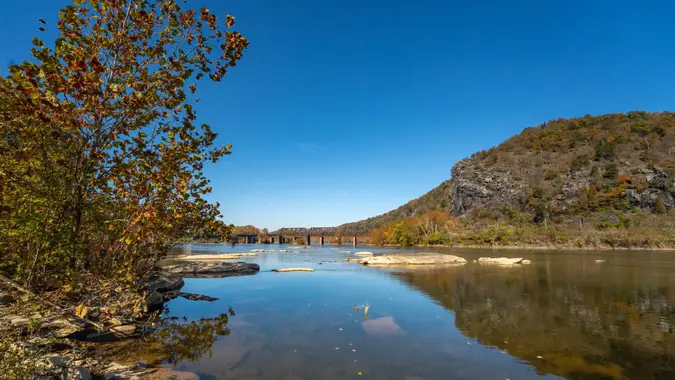 Picture of Harpers Ferry in West Virginia scenic overlook with the Potomac River on a bright, cloudless day