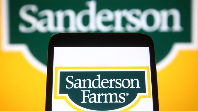 Photo illustrations in Ukraine - 09 Aug 2021 : Mandatory Credit Photo Pavlo Gonchar/SOPA Images/Shutterstock (BLU_A72599144) : In this photo illustration a Sanderson Farms logo is seen on a smartphone and a pc screen.