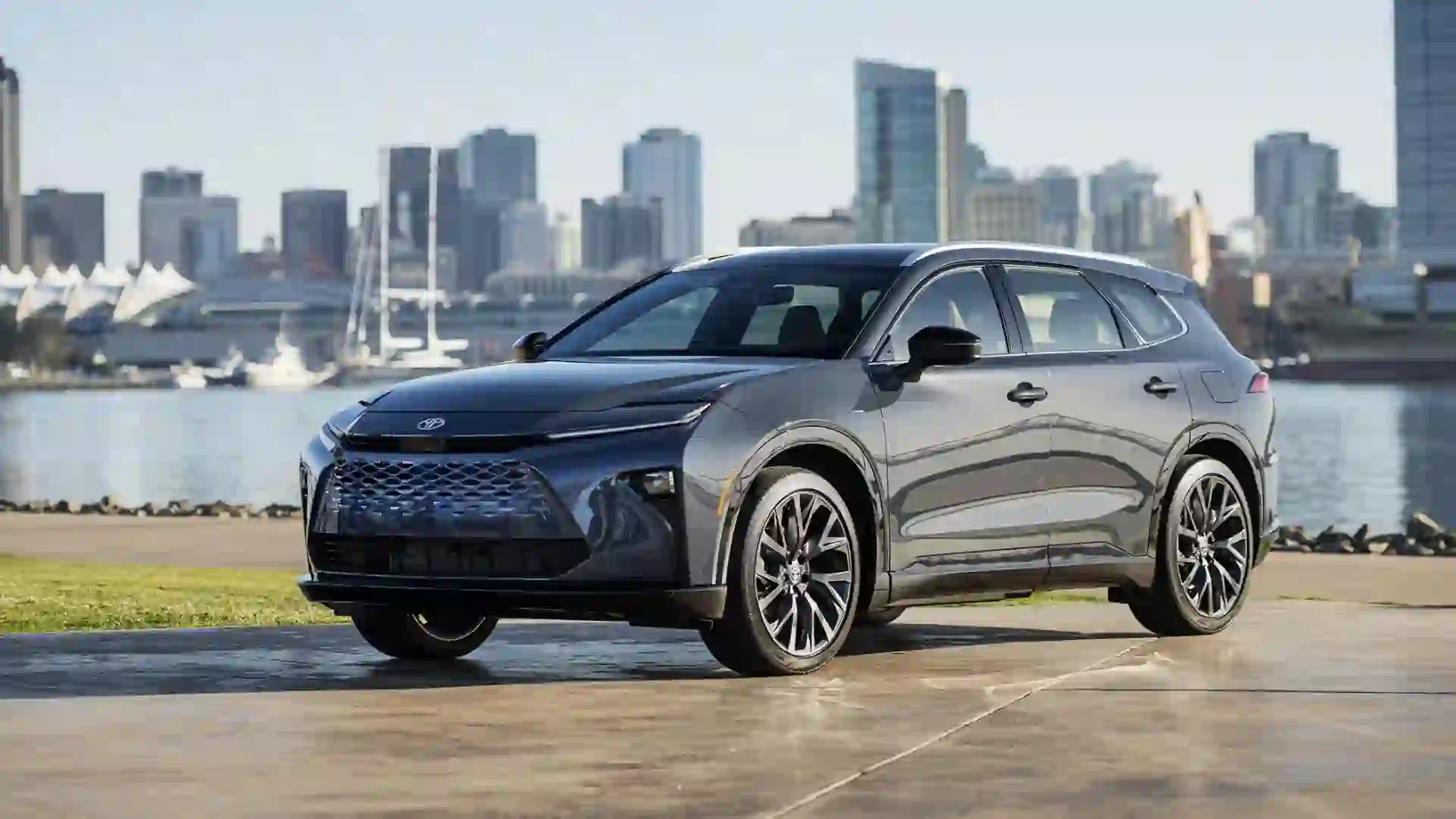 8 Luxury Cars With the Best Gas Mileage in 2025