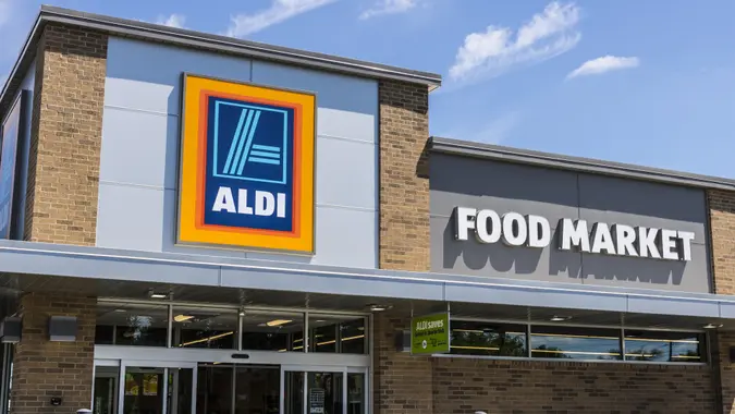 Indianapolis - Circa June 2017: Aldi Discount Supermarket