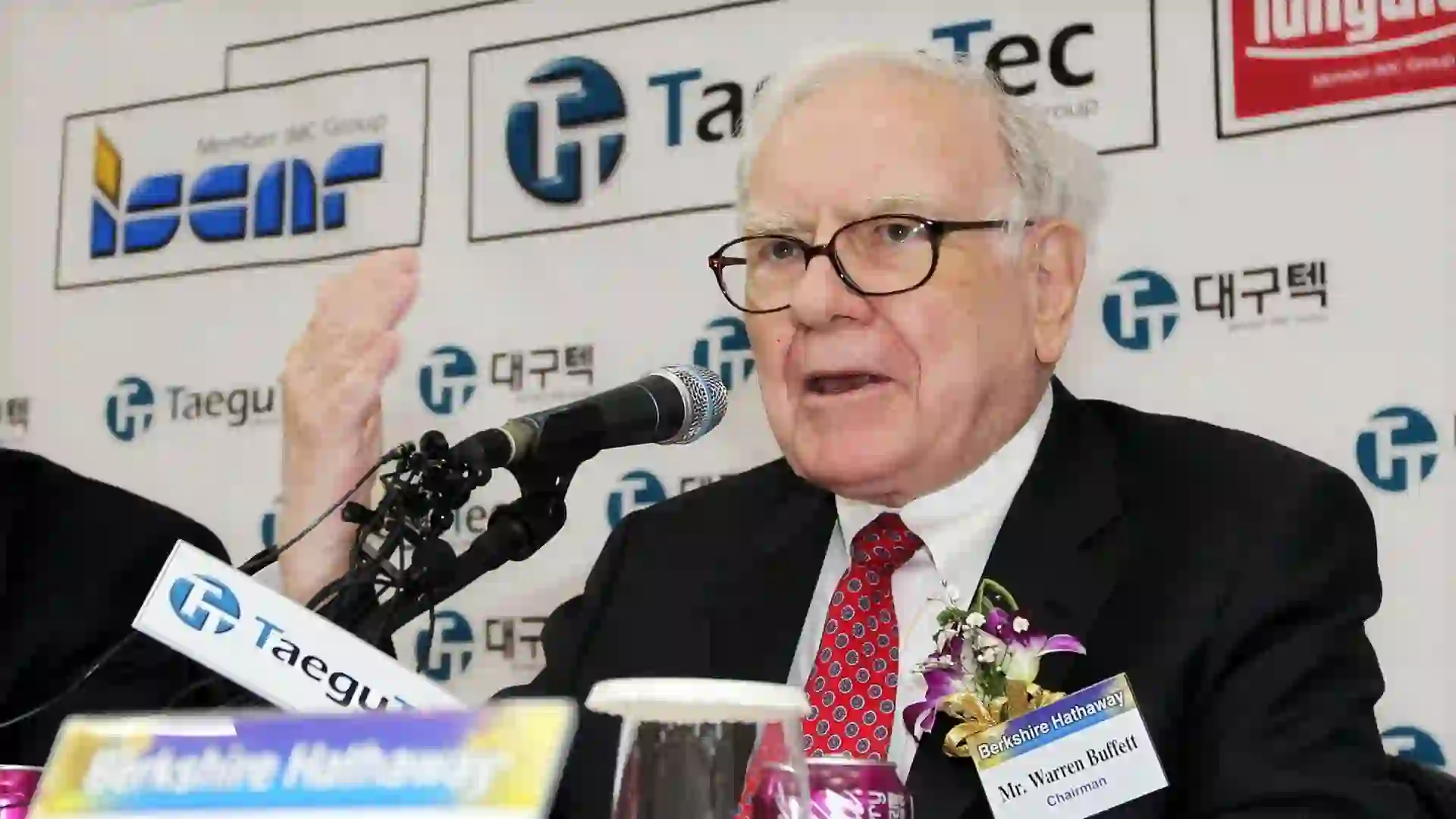 U S Billionaire Warren Buffett Holds a News Conference During His Visit to Daegu-tech a Metal-cutter Manufacturing Firm in the South Korean City of Daegu on 21 March 2011 the Company is a Local Unit of Israel-based International Metalworking Companies of Which 80 Percent of the Stake is Owned by Berkshire Hathaway Korea, Republic of DaeguPictured: warren buffettRef: BLU_S6270623 210311 NON-EXCLUSIVEPicture by: Yonhap/EPA / ShutterstockShutterstockUSA: 1 646 419 4452UK: 020 8068 3593eamteam@shutterstock.